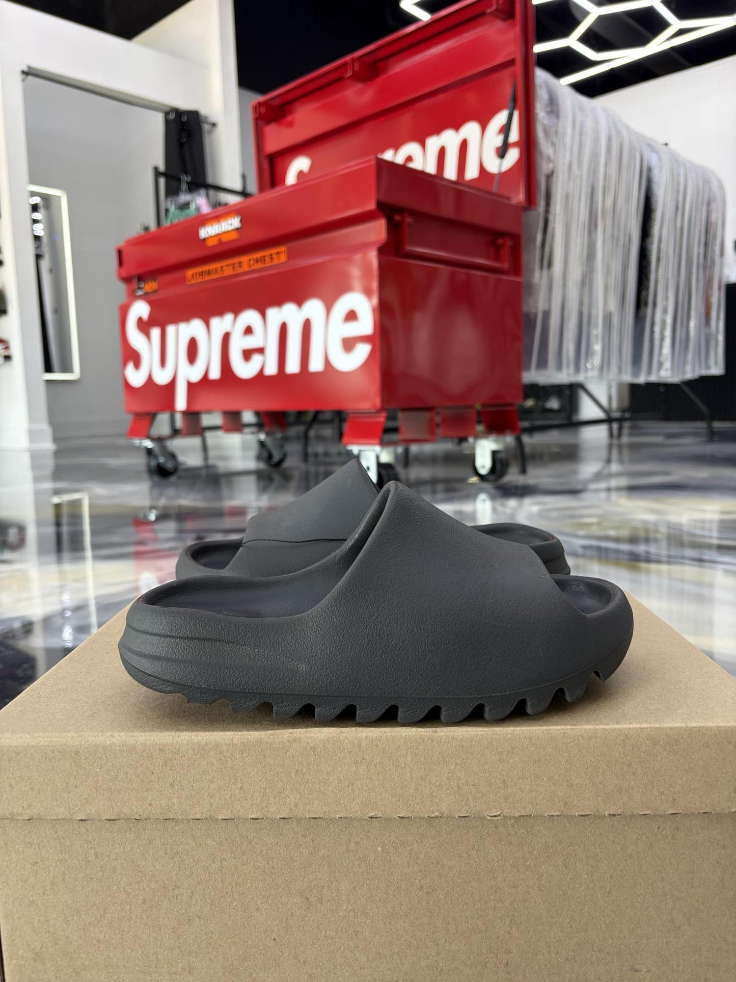 Yeezy Slide "Onyx" Used Size 5Y/6.5W