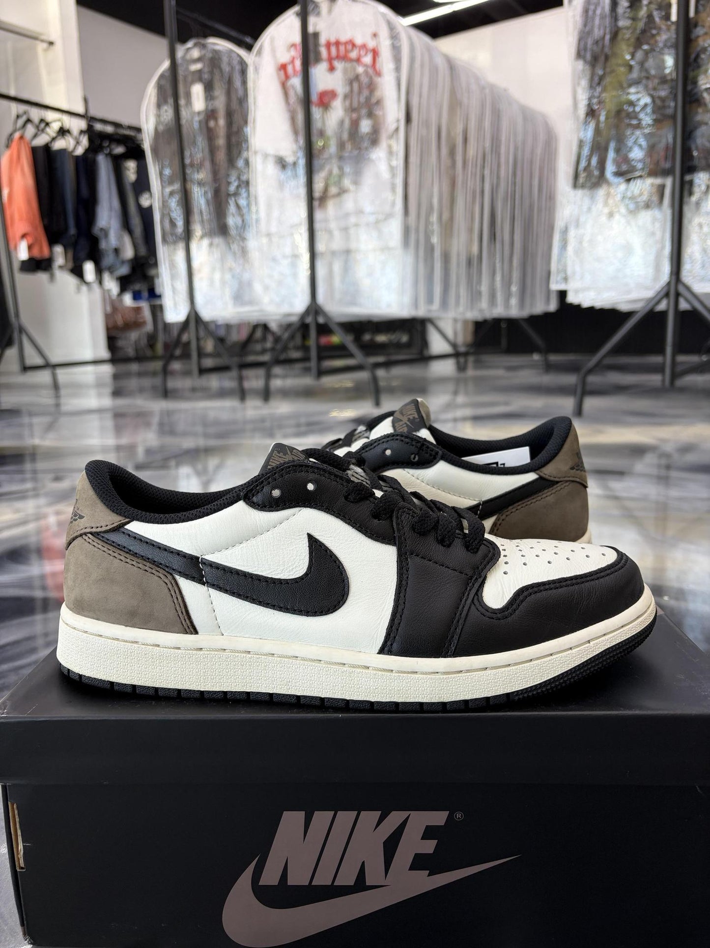 Jordan 1 Low "Mocha" Used Size 9