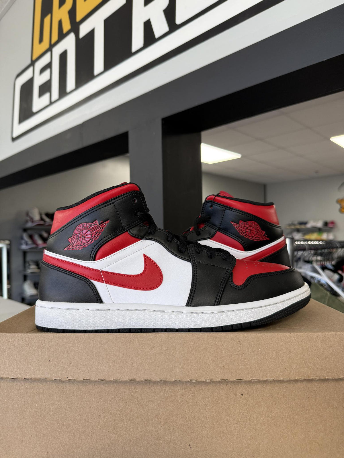 Jordan 1 Mid "Varsity Red" Used Size 9.5