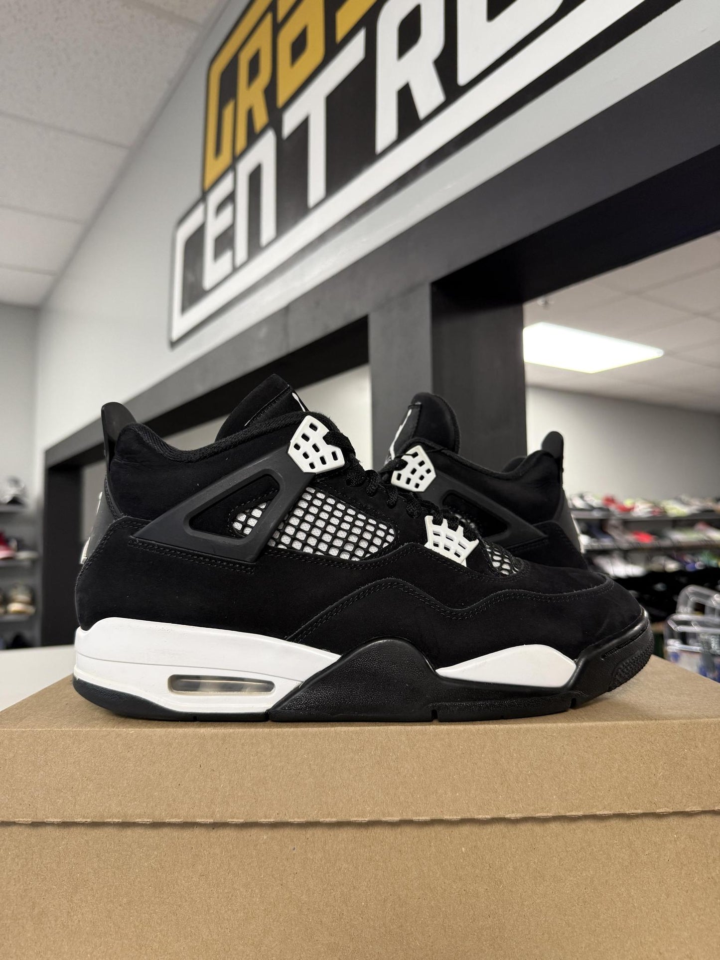 Jordan 4 "White Thunder" Used Size 9