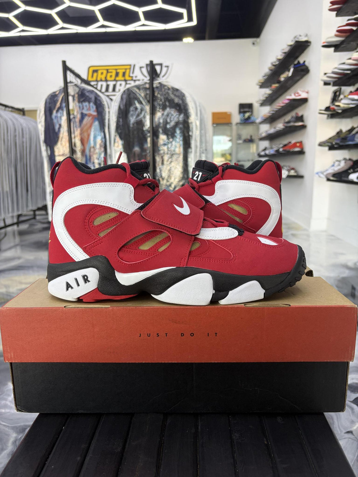 Nike Air Diamond Turf 2 "Red Gold" Used Size 12