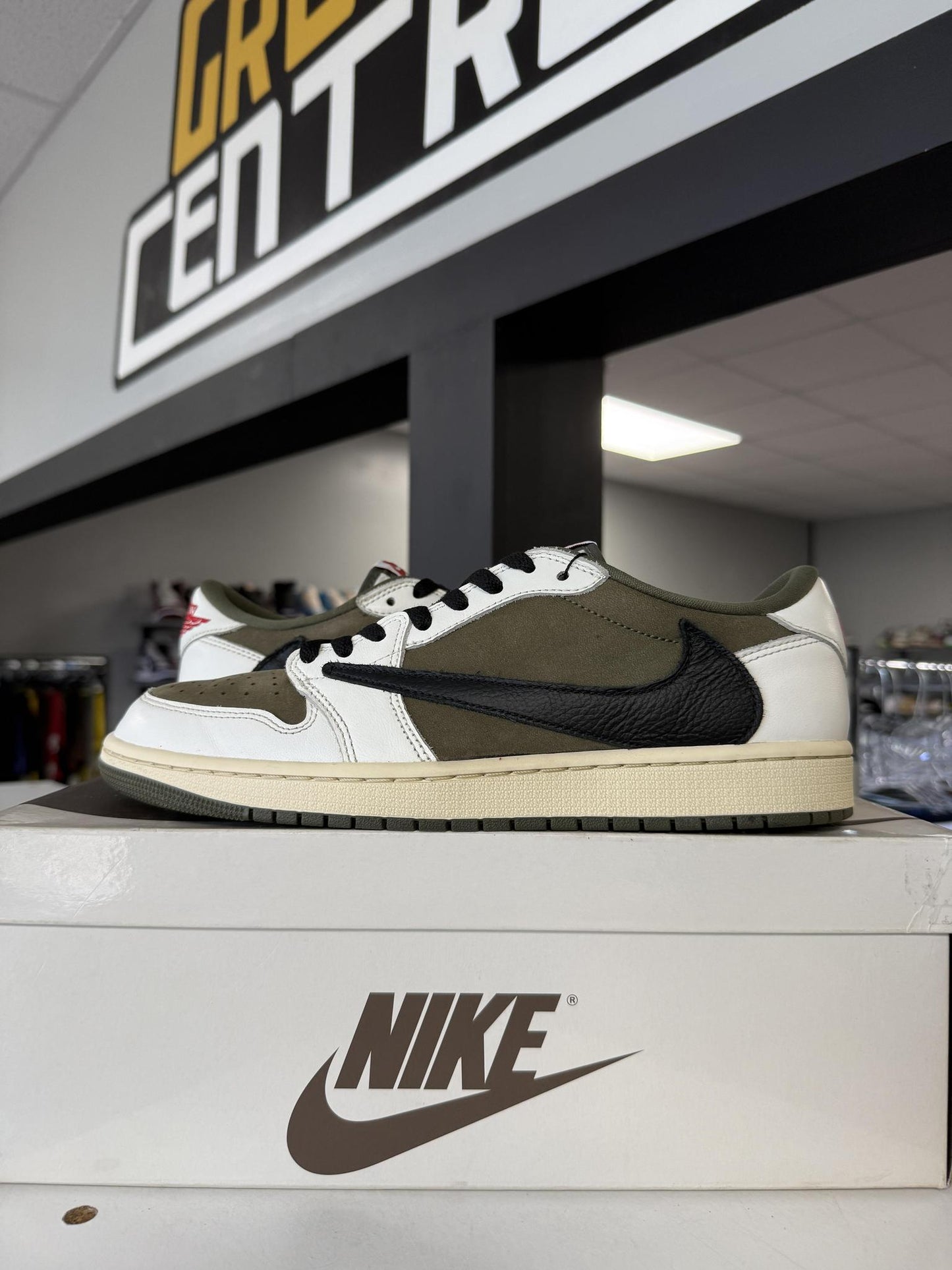 Jordan 1 Low x Travis Scott "Medium Olive" Used Size 10.5