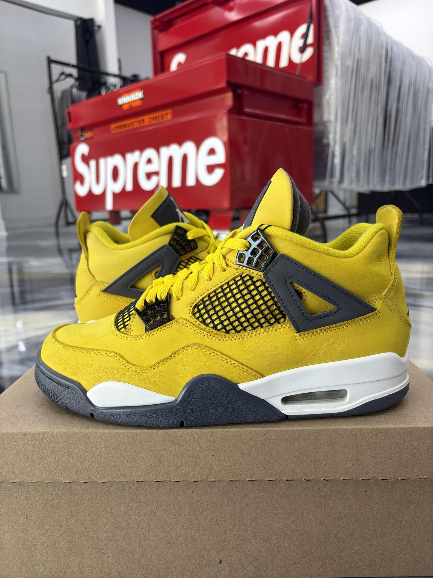 Jordan 4 "Lightning" Used Size 9.5
