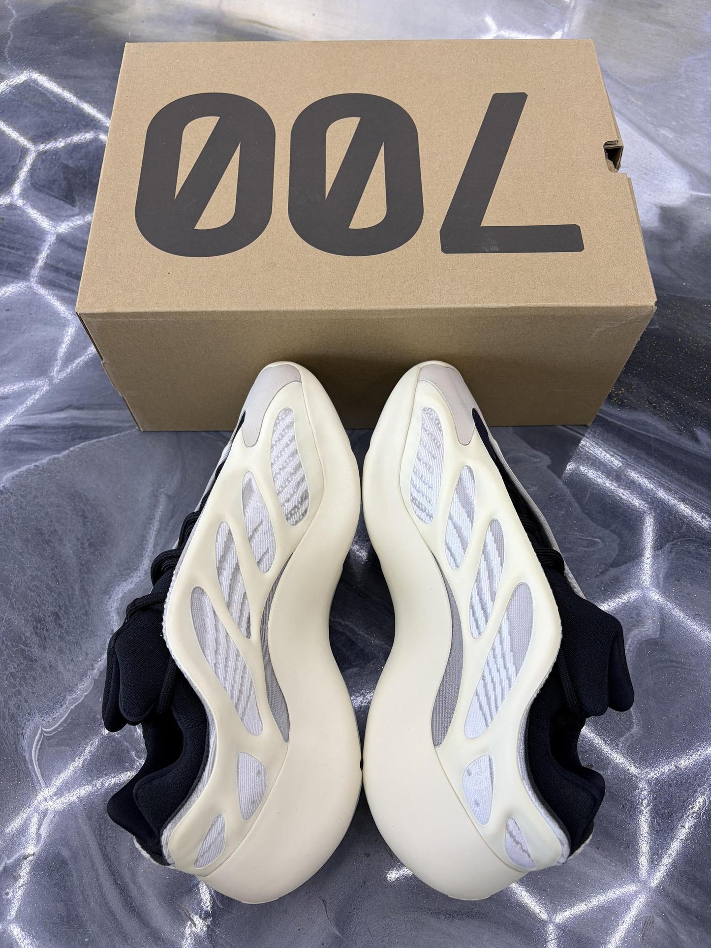 adidas Yeezy 700 "V3 Azael" Used Size 10