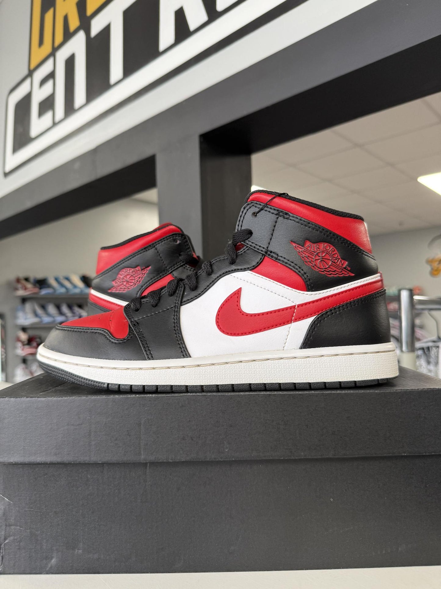 Jordan 1 Mid "Black Red" Used Size 8