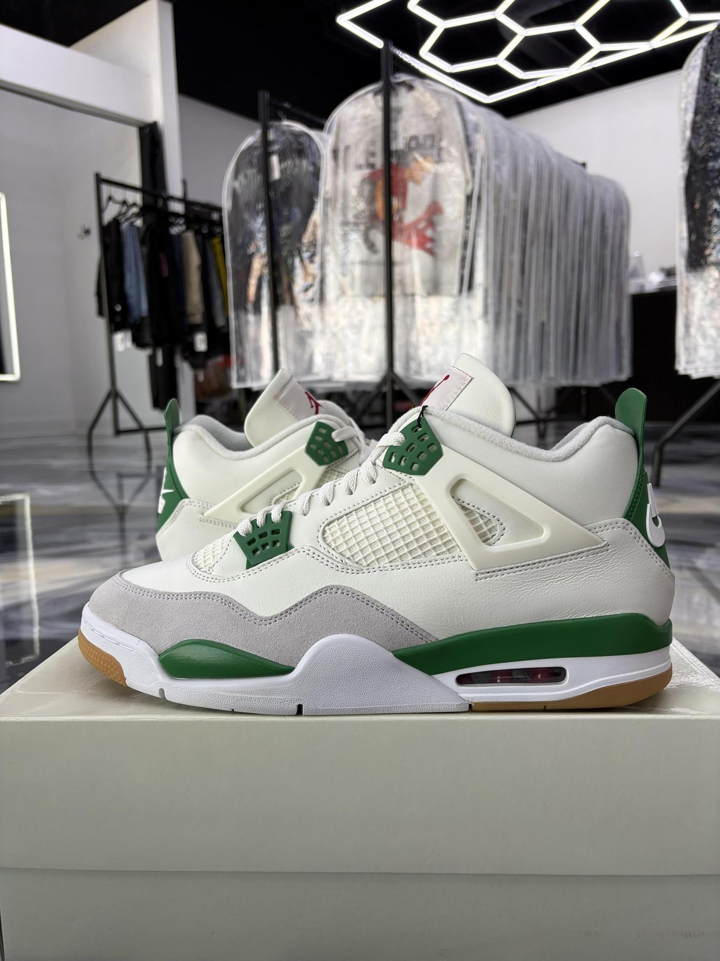 Jordan 4 SB "Pine Green" Used Size 13