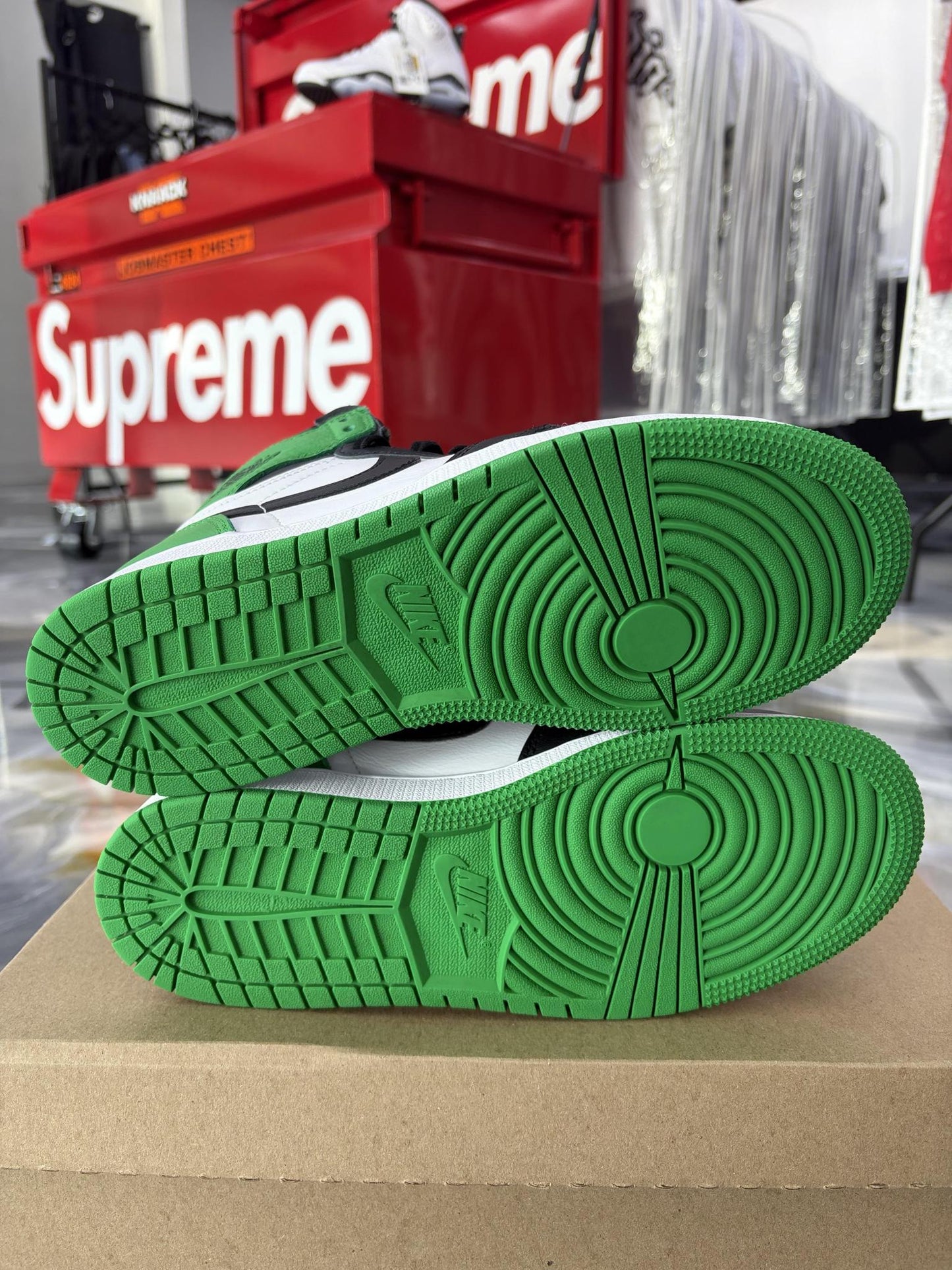Jordan 1 "Lucky Green" Used Size 6.5Y/8W