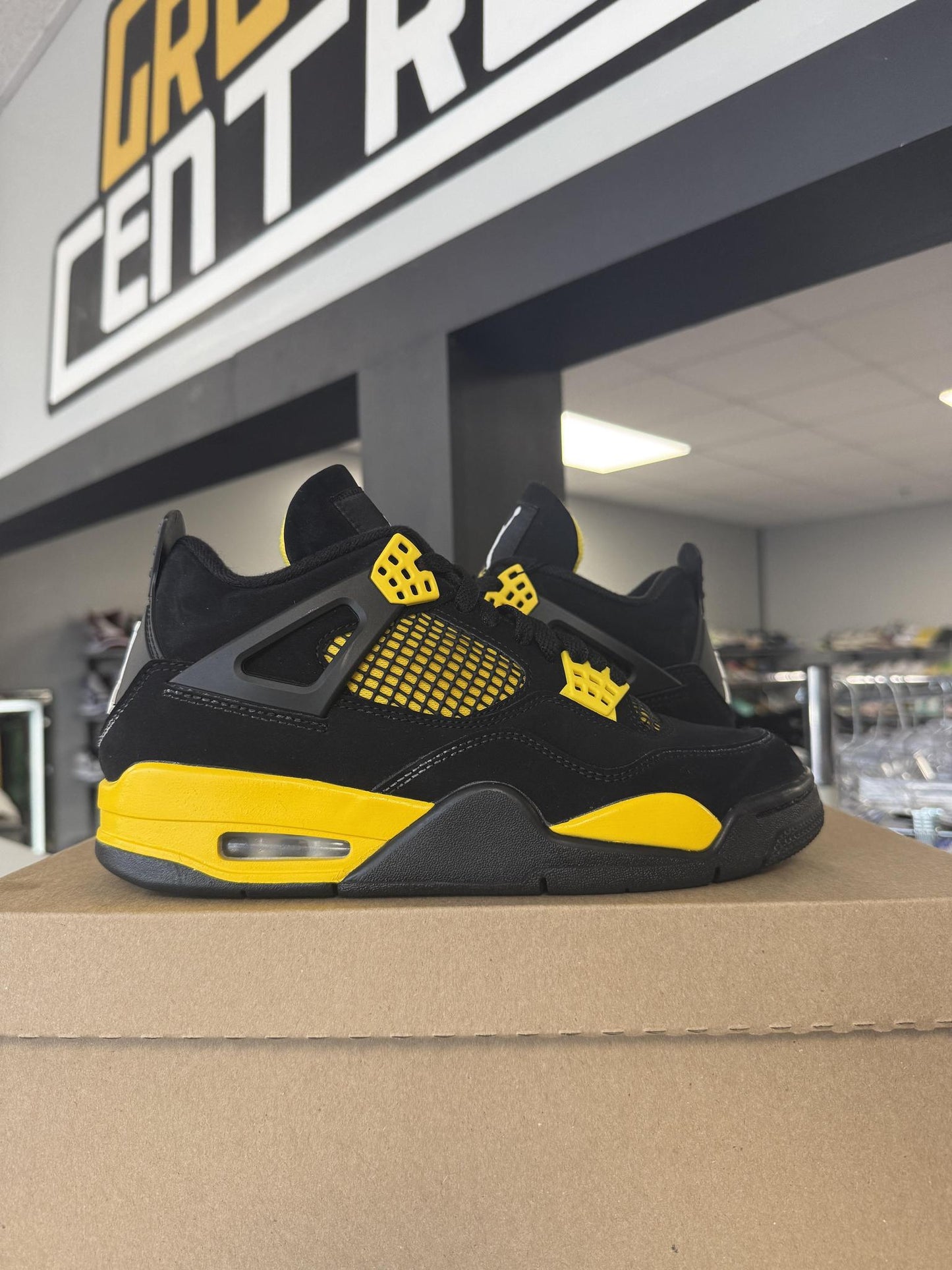 Jordan 4 Thunder Used Size 7Y/8.5W