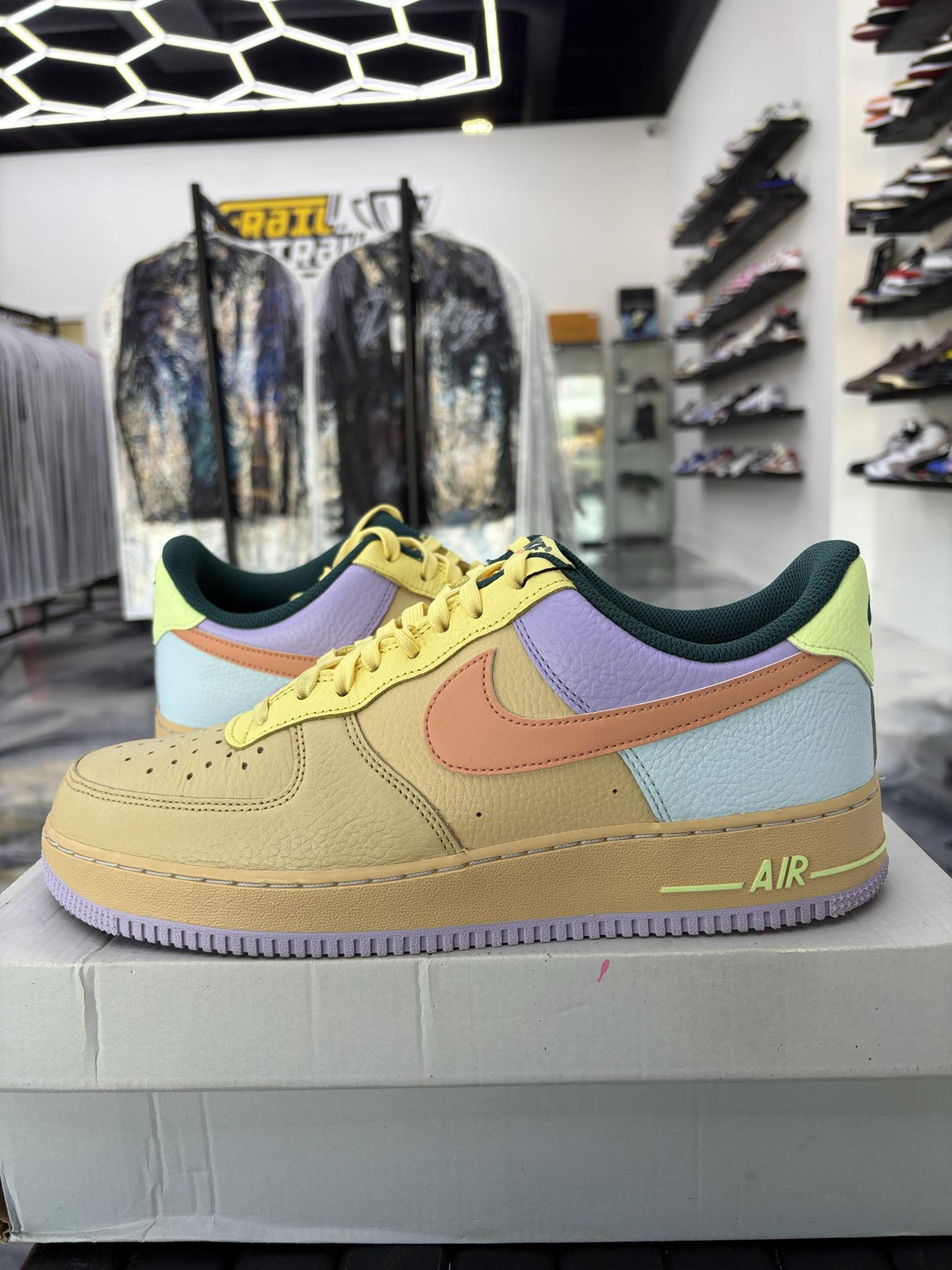Nike Air Force 1 Low "Sesame Hydrangeas" Used Size 11