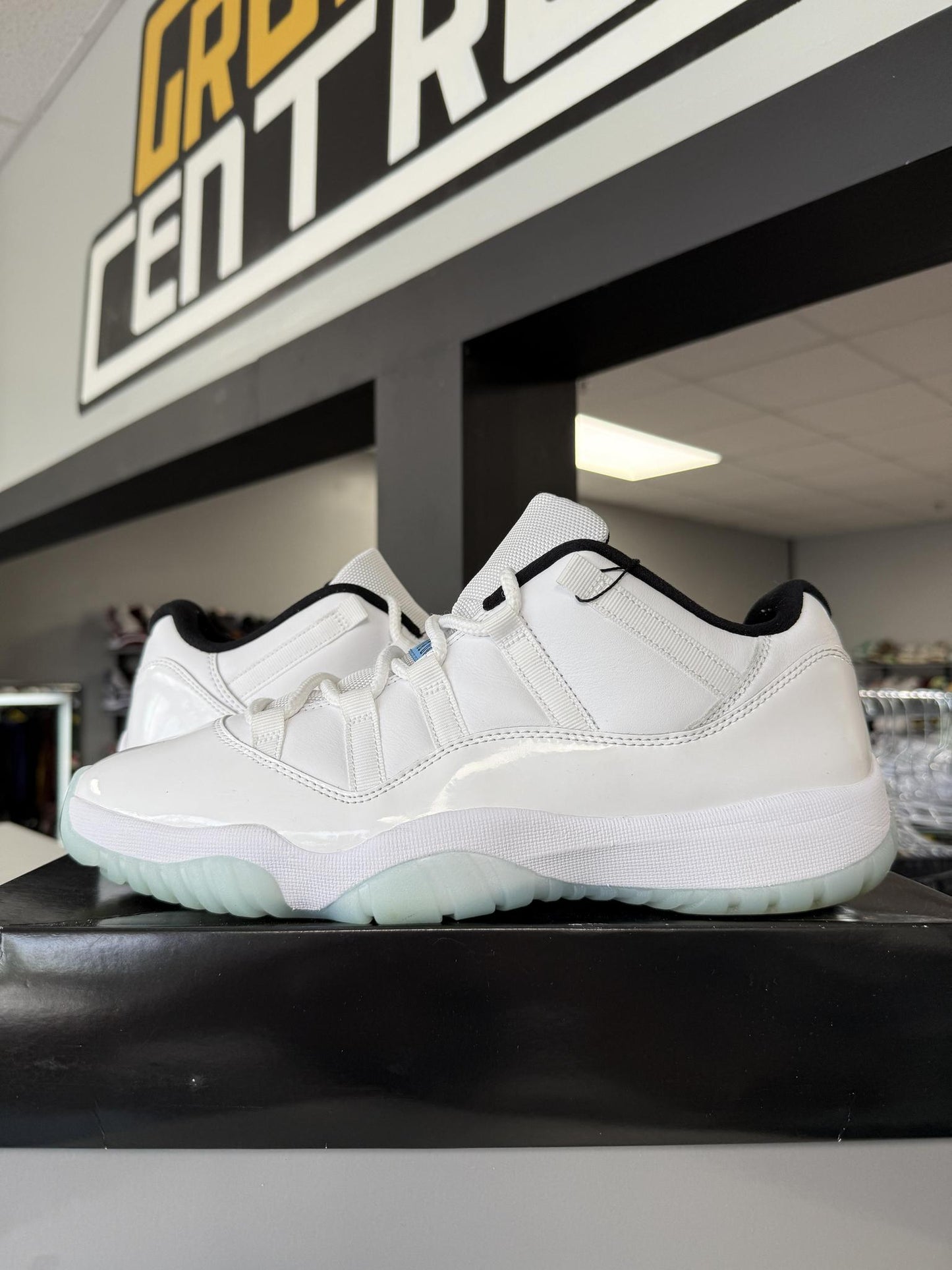 Jordan 11 Low "Legend Blue" Used Size 11