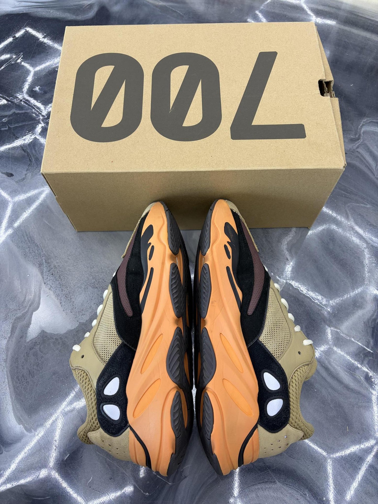 Yeezy 700 "Wash Orange" Used Size 10