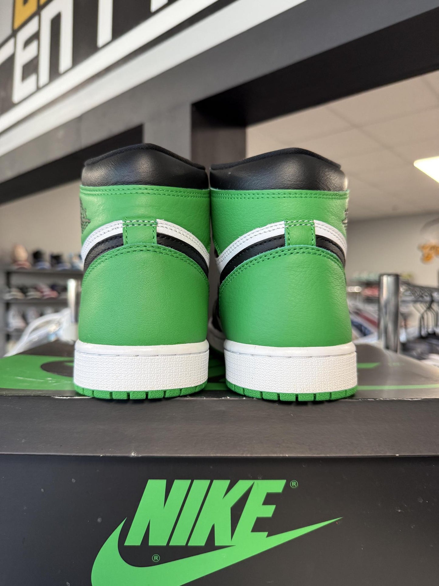 Jordan 1 "Lucky Green" Used Size 9