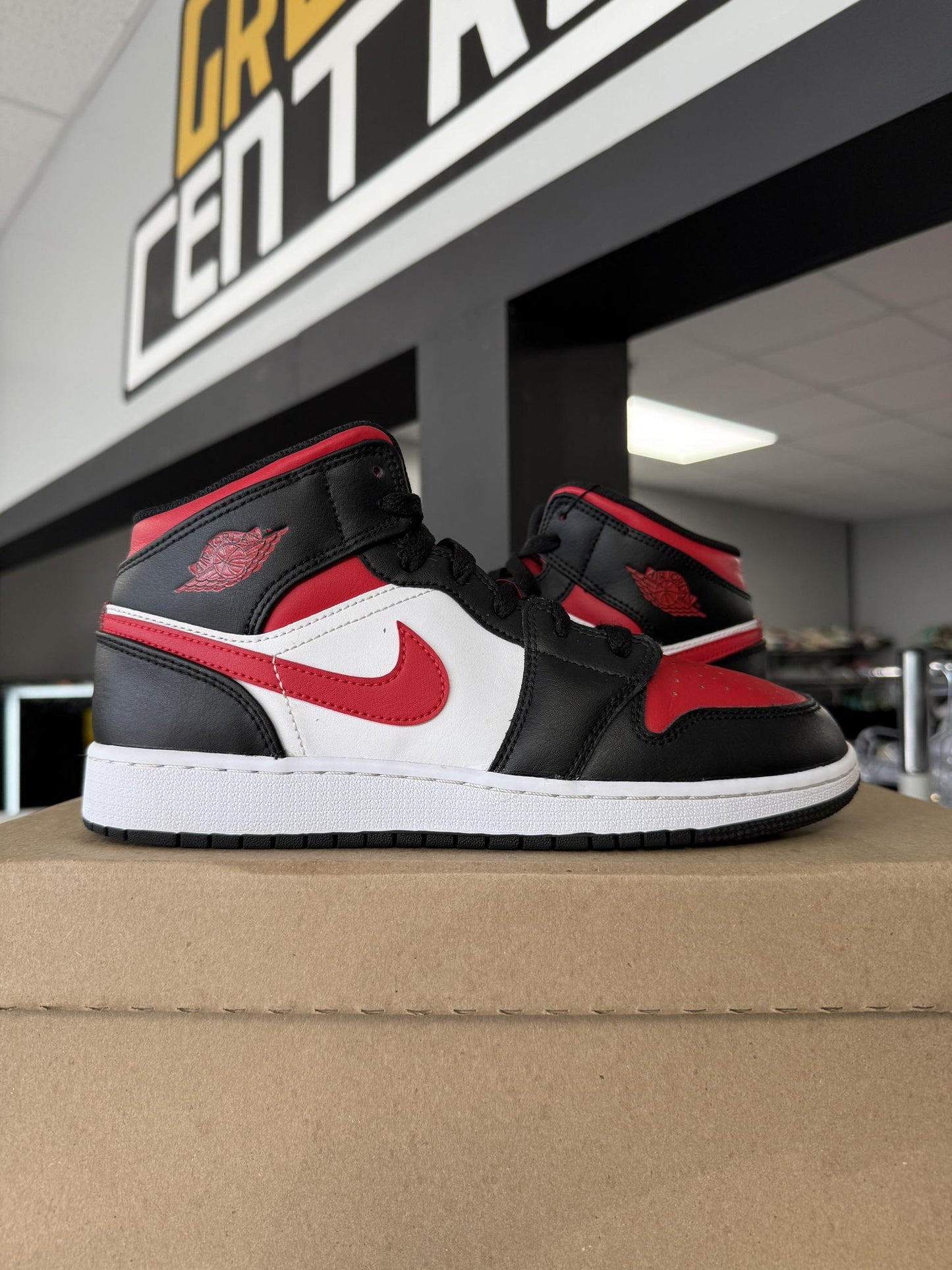 Jordan 1 Mid "Gym Red" Used Size 7Y/8.5W