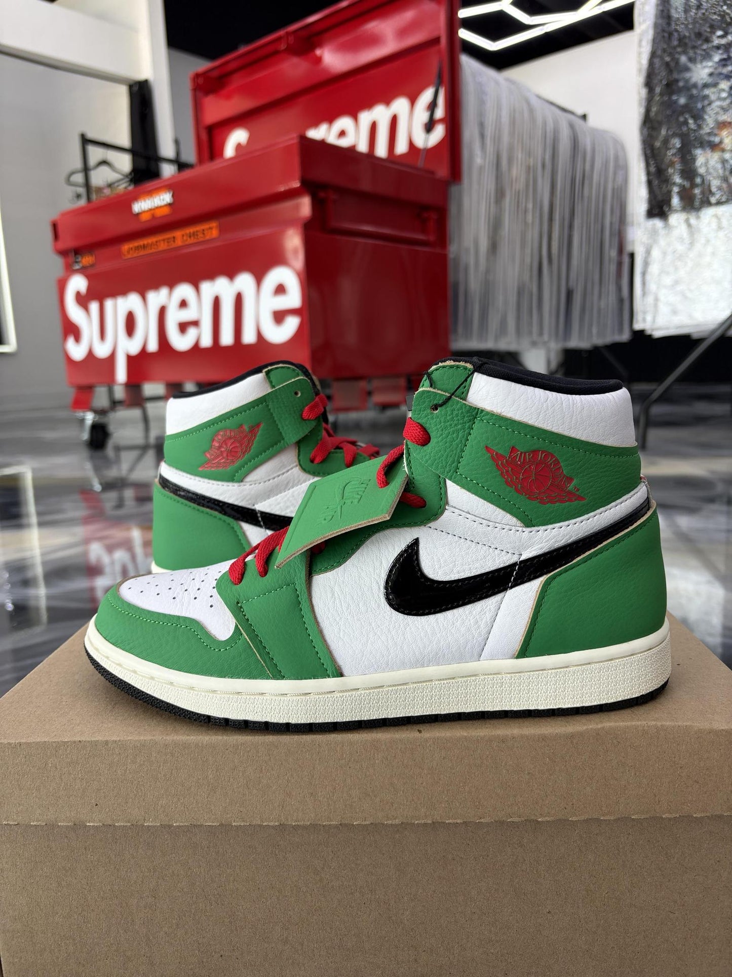 Jordan 1 "Lucky Green" Used Size 8.5
