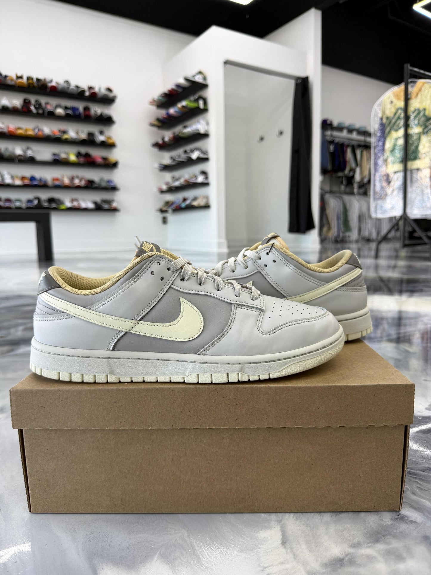 Nike Dunk Low "Light Bone" Used Size 11