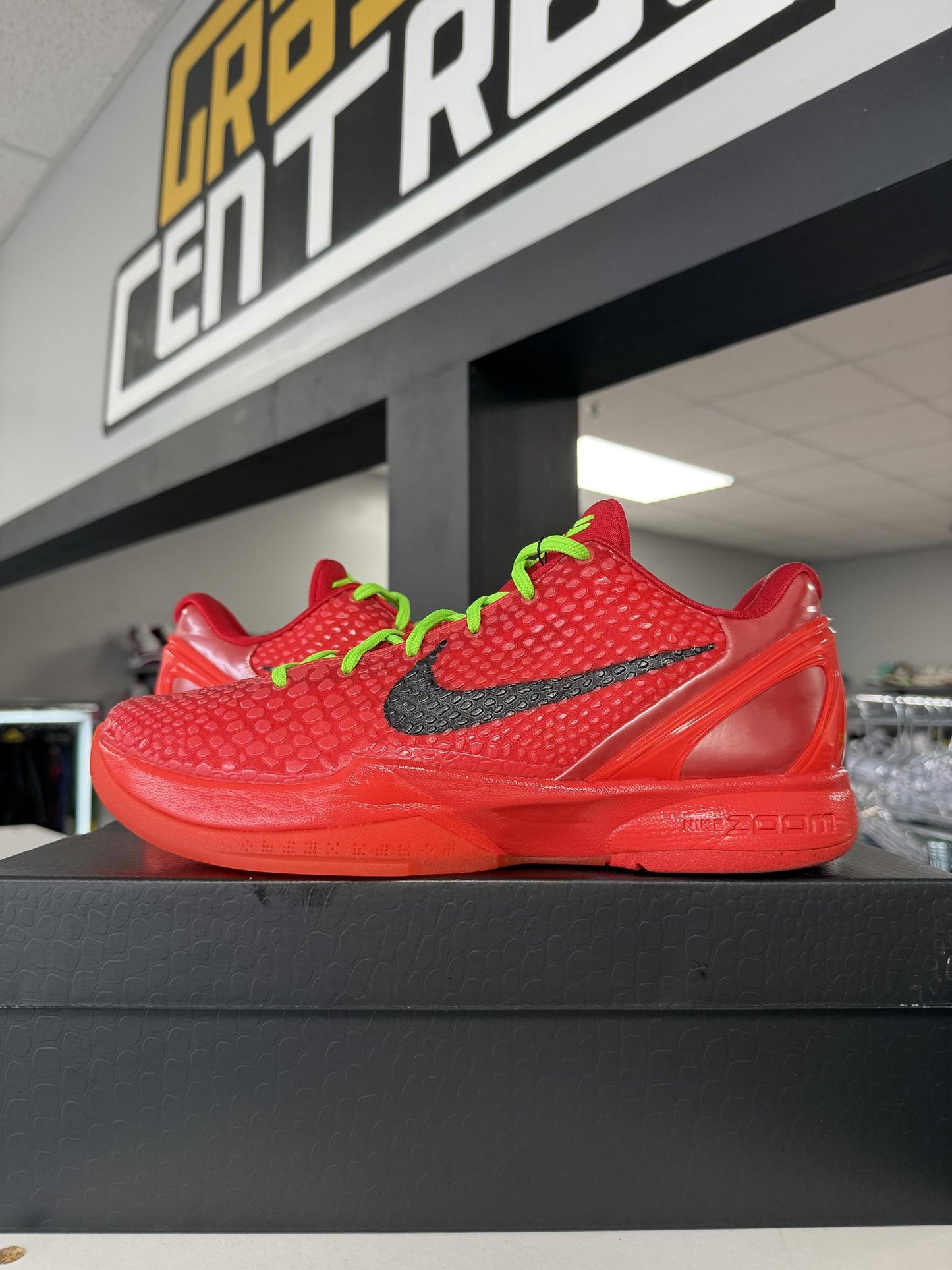 Kobe 6 "Reverse Grinch" Used Size 10