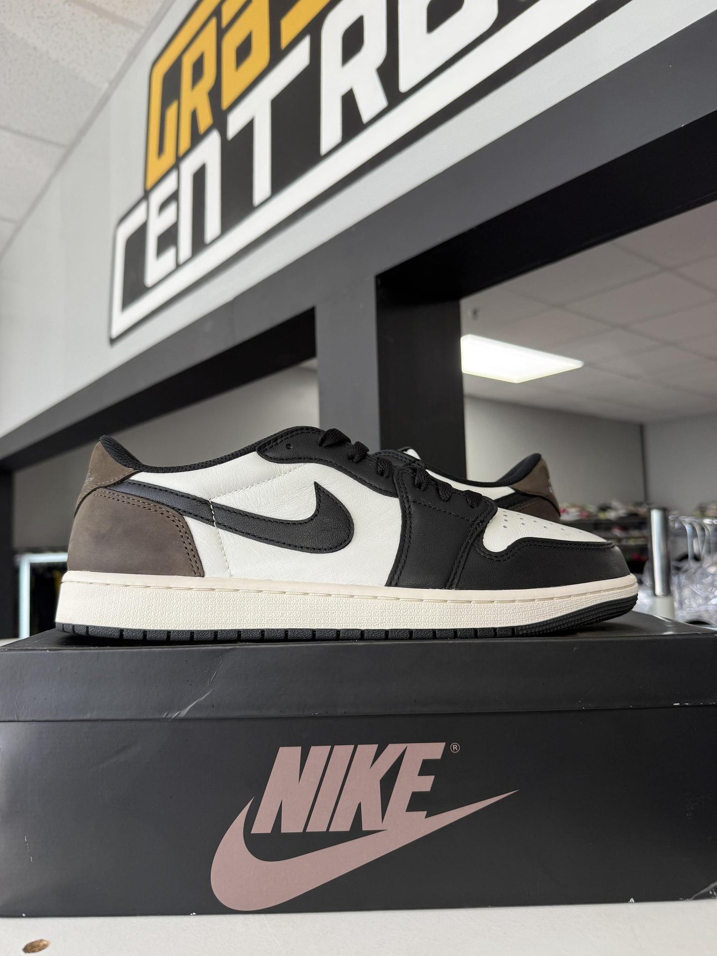 Jordan 1 Low "Mocha" Used Size 12