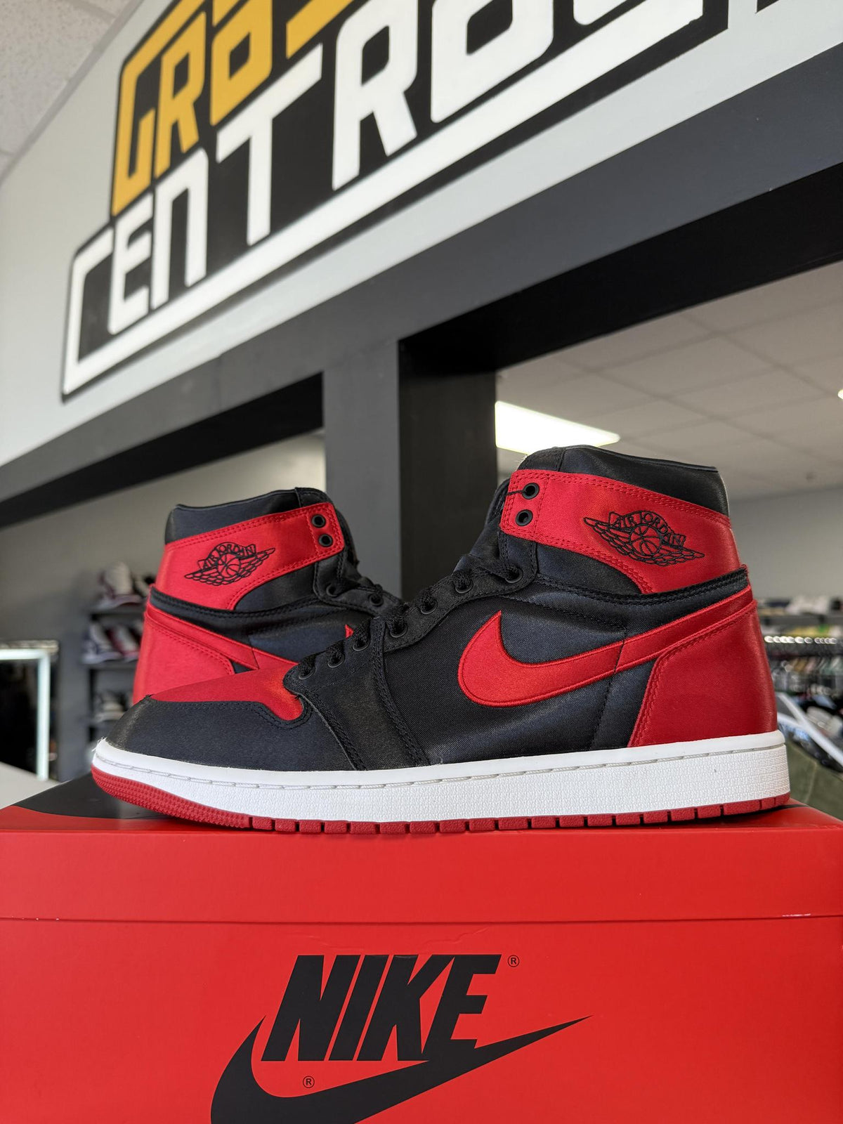 Jordan 1 "Satin Bred" Used Size 10.5