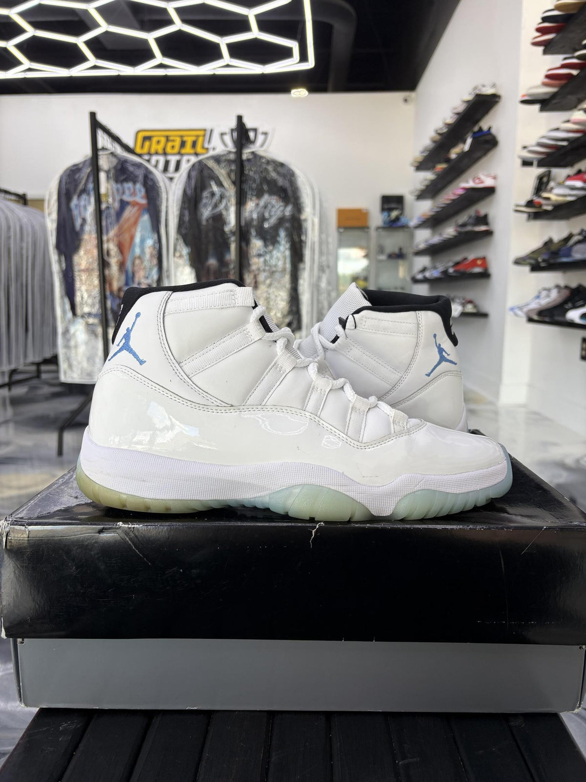 Jordan 11 "Legend Blue" Used Size 9.5