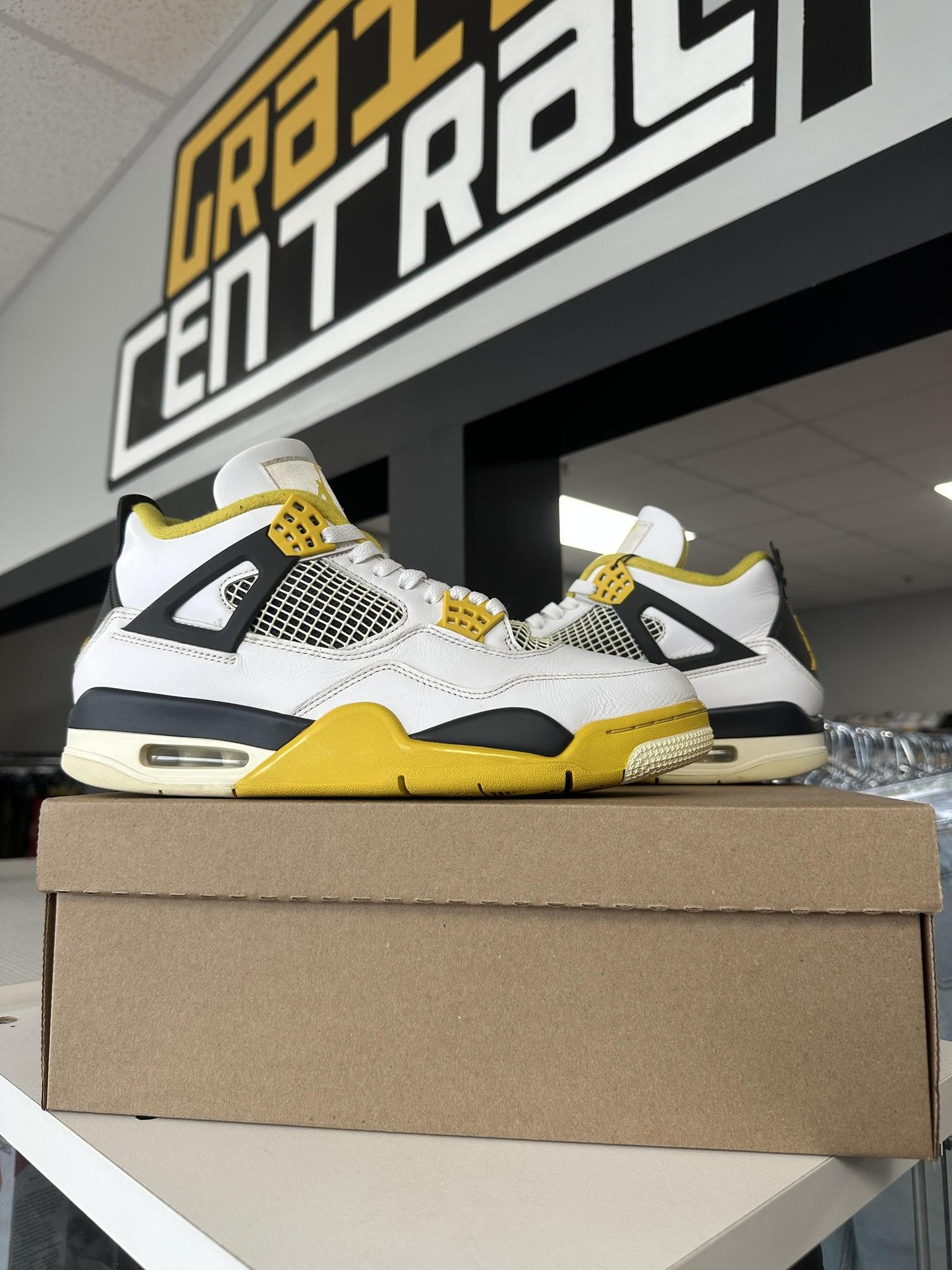 Jordan 4 "Vivid Sulfur" Size 10.5