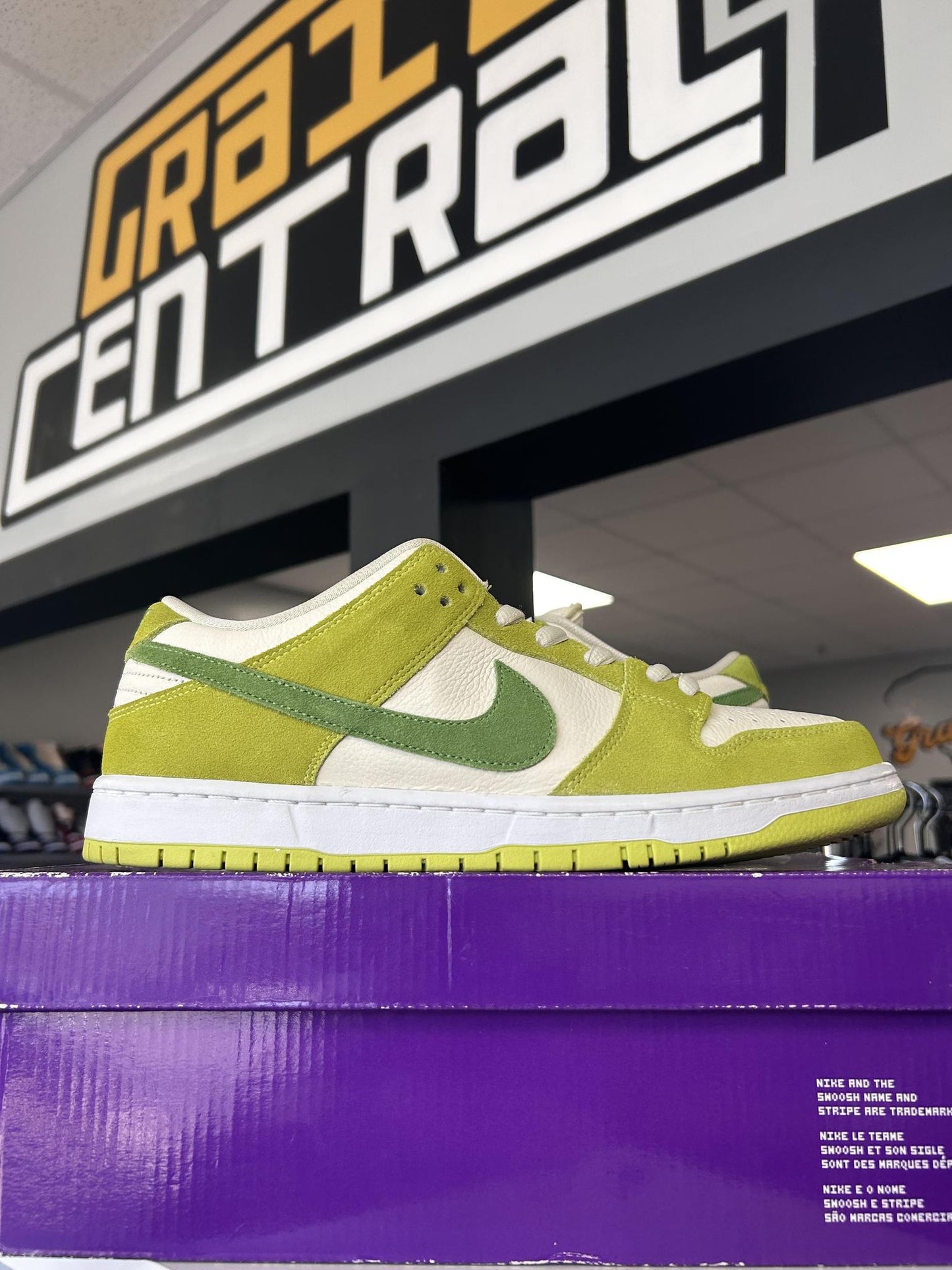 Dunk Low SB "Green Apple" Used Size 11
