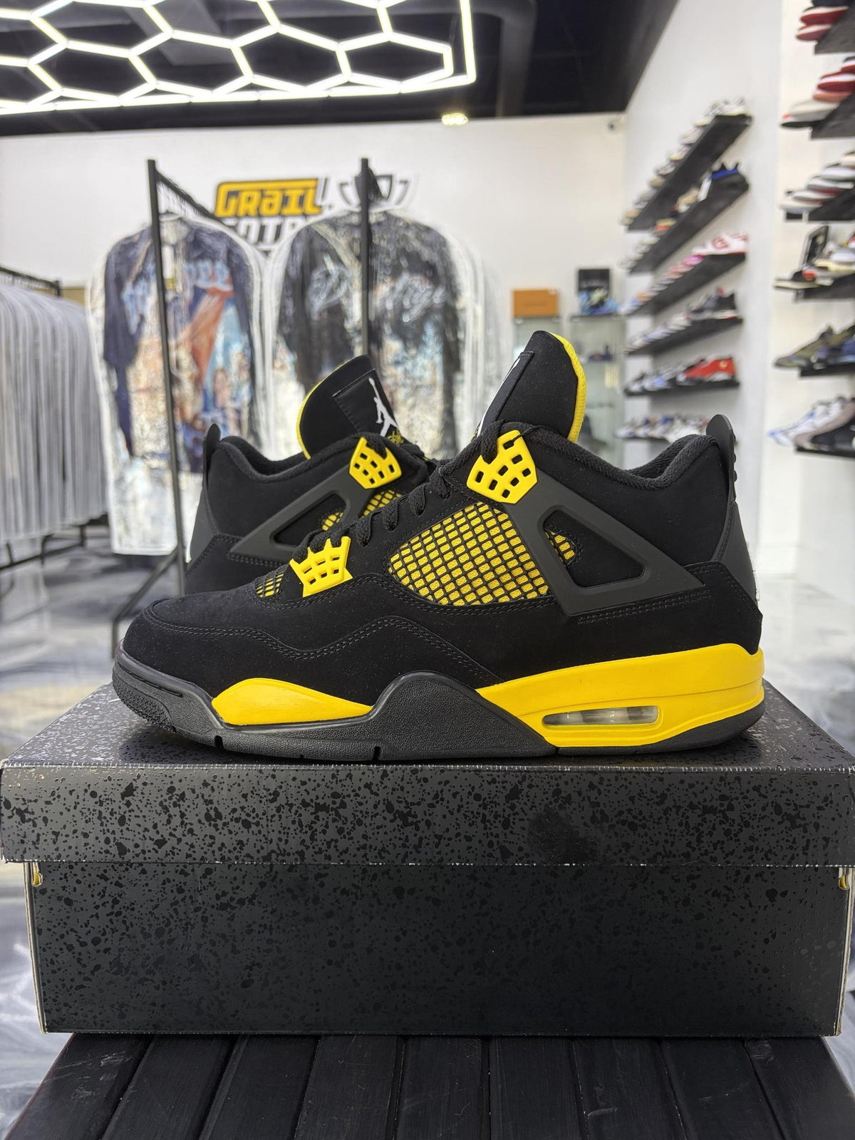 Jordan 4 "Thunder" Used Size 10.5