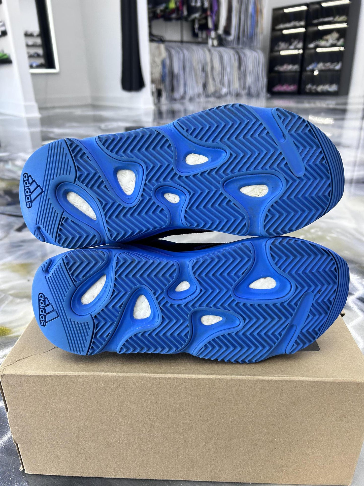 Yeezy 700 "Hi Res Blue" Used Size 10