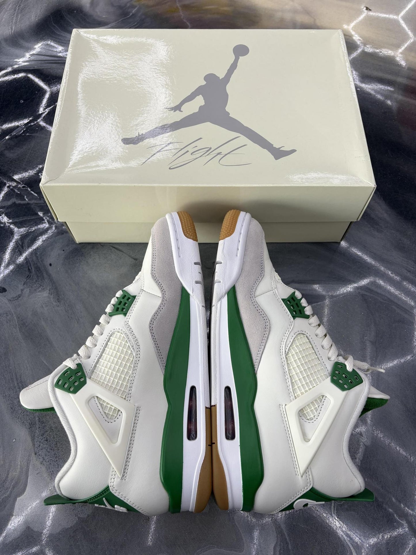 Jordan 4 SB "Pine Green" Used Size 9